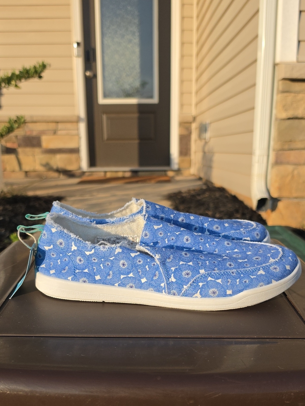 Vionic Womens Pismo Beach Sneaker Sz 9.5 Blue Floral Eco Certified Cotton Canvas